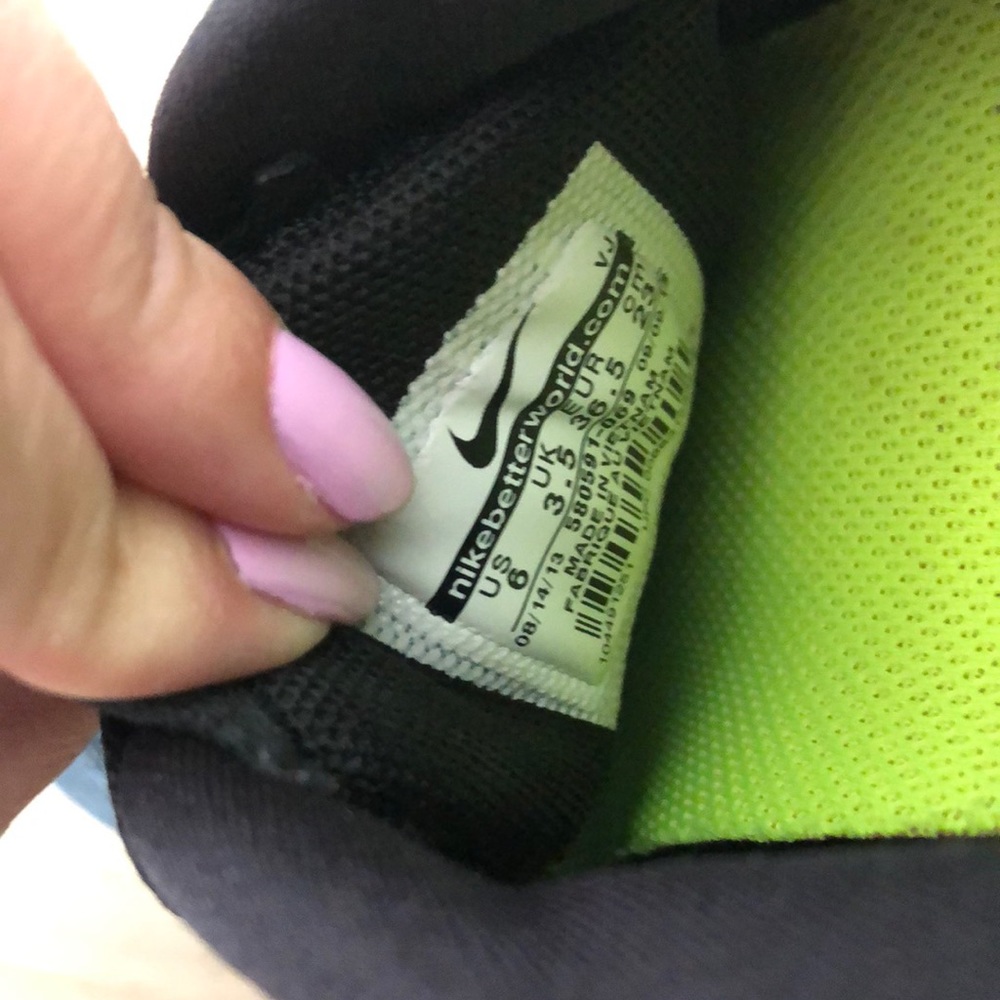 Nike - Picture 3 of 5